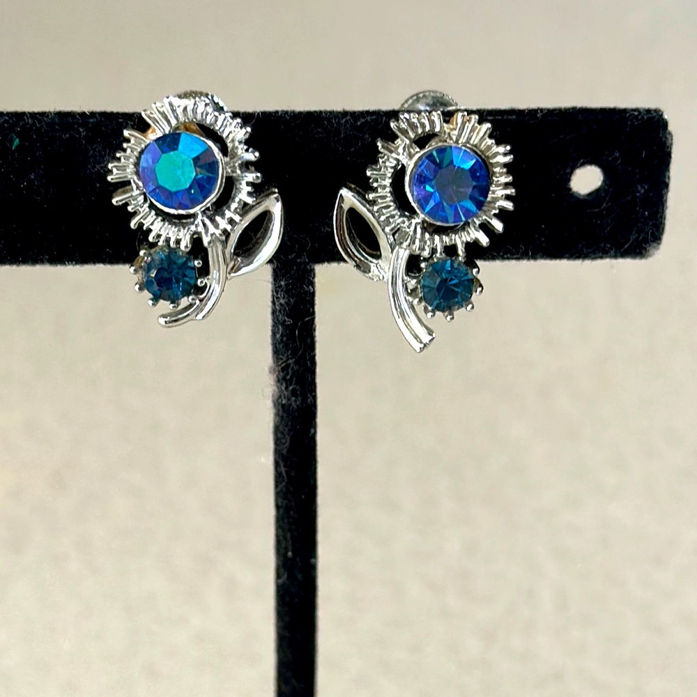 Vintage Lisner silver tone screw back rhinestone earrings (617)